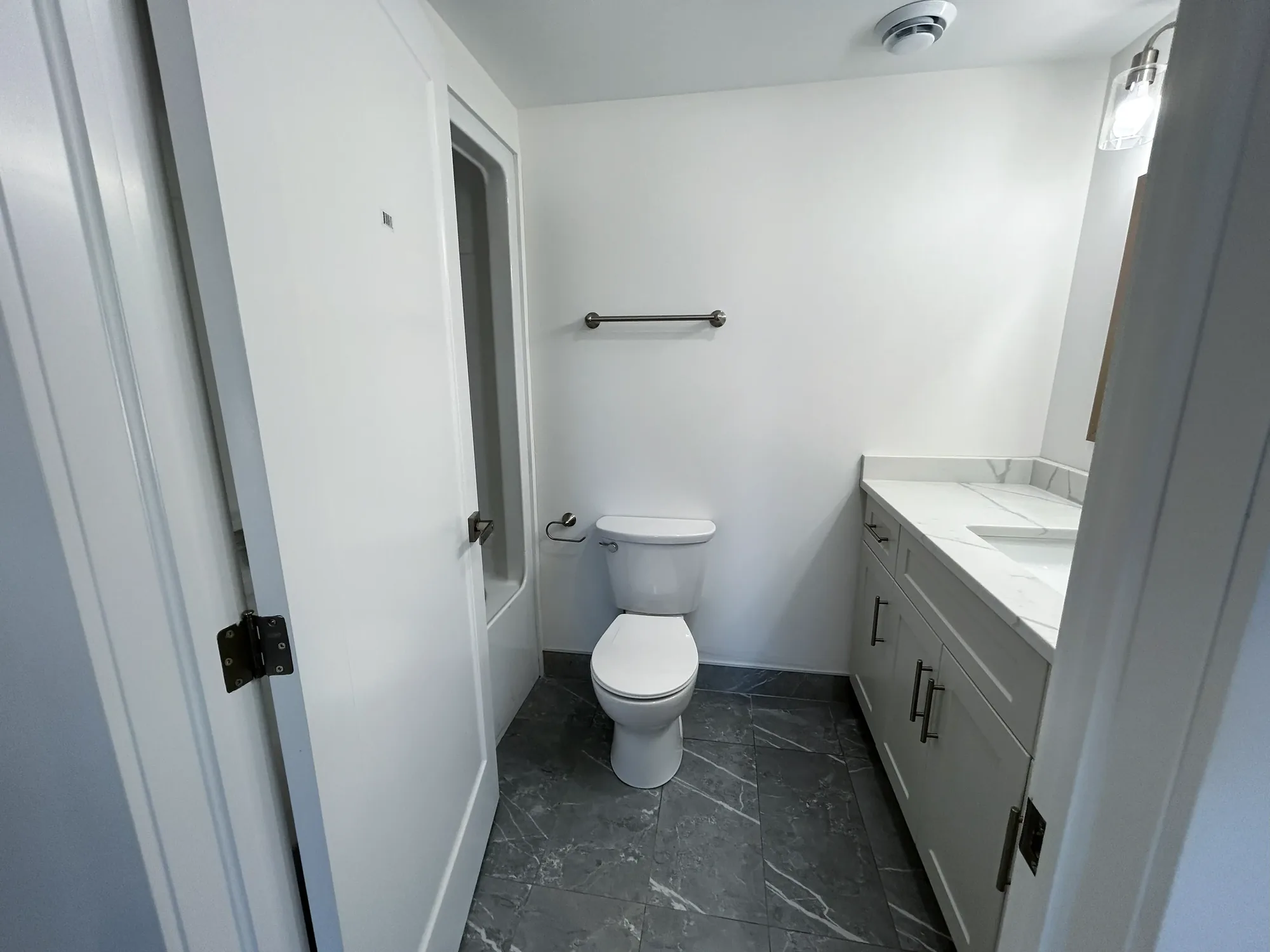 1485 Erie St Apartments, Bathroom #2